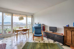 Large apartment with balcony on the Seine